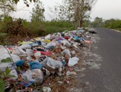 Sampah Bertebaran Di Jalan Cinta,” PJ Kades Mondoteko Bilang Begini”