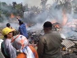 Diduga Konsleting Listrik Dua Rumah Di Sukorejo Dilalap Api