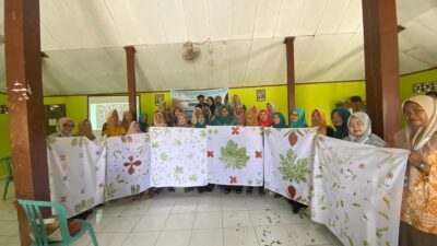 Manfaatkan Bahan Alam, Mahasiswa KKN IAIN Kudus Adakan Pelatihan Pembuatan Ecoprint