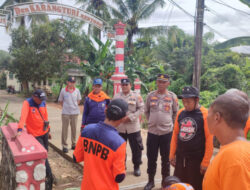 Pasca Banjir Luapan Sungai Wiroko, Polsek Nguntoronadi Lakukan Kerja Bakti Pembersihan Sisa Lumpur di Jalan.