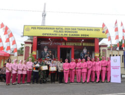 Dukung Pengamanan Nataru, Bhayangkari Cabang Wonogiri Bagi Bingkisan di Pospam Nataru.