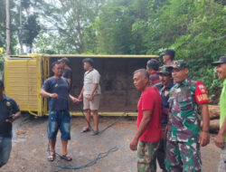 Polisi Evakuasi Truk Terguling di Hutan Tunggangan