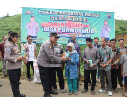 Dukung Ketahanan Pangan Nasional, Kapolres Wonogiri Berikan Bantuan Pupuk Dan Obat Pertanian