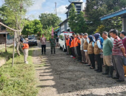 Cegah Penyebaran PMK, Polsek Girimarto Semprotkan Disinfektan di Pasar Hewan.
