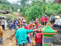 Polsek Jatipurno Kerja Bakti Bersihkan Material Longsor di Desa Girimulyo
