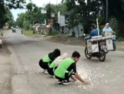 Jiwa Sosial Siswa SMA Pamotan, Bantu Punguti Kerupuk Pedagang Yang Berceceran .