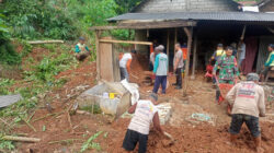 Polsek Batuwarno Baksos dan Kerja Bakti Bersihkan Material Longsor di Desa Ronggojati