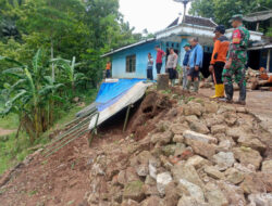 Polri Peduli, Polsek Batuwarno Kerja Bakti Dan Berikan Sembako Korban Longsor