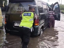 Meski Basah Kuyup, Polda Jateng Tak Kenal Lelah Bantu Warga Terjebak Banjir di Kaligawe