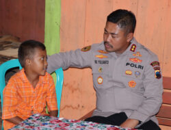 Penuh Haru, Kapolres Grobogan Kunjungi Bocah 7 Tahun yang Hidup dengan Sang Ibu Penyandang Gangguan Jiwa.