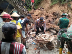 Polsek Karangtengah Bersinergi Dengan TNI Dan Masyarakat Bersihkan Material Longsor