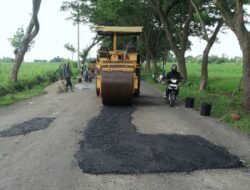 Jelang Lebaran Pemkab Rembang Percepat Perbaikan Jalan Berlubang