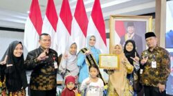 Read Aloud Grobogan Terima Penghargaan Pegiat Literasi 2025 Dari Wagub Taj Yasin