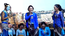 Bintang Tamu Niken Salindri, Elisha Orcarus, Gareng Tralala,  Ramaikan Acara Sedekah Bumi Di Desa Tunjungharjo