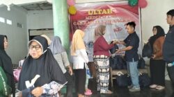 HUT Ke-28, Media Cakrawala BAKSOS Bagikan Sembako Ke Masyarakat Sekitar