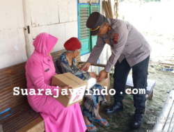 Sambut HUT Bhayangkara ke 79 Kapolsek Karangawen Bagikan Sembako Door to Door