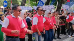 Bupati Grobogan Setyo hadi Ikut Menari Meriahkan Karnaval HUT ke-80 RI